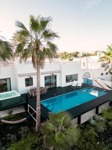 Villa Los Flamencos by Veaco- Beachfront & pool