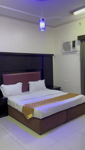 a bedroom with a large bed in a room at جولدن نيو خميس مشيط in Khamis Mushayt