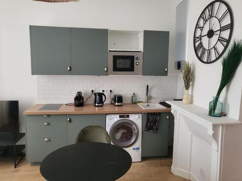 Küche/Küchenzeile in der Unterkunft Appartement moderne calme et spacieux-Centre Thuillat