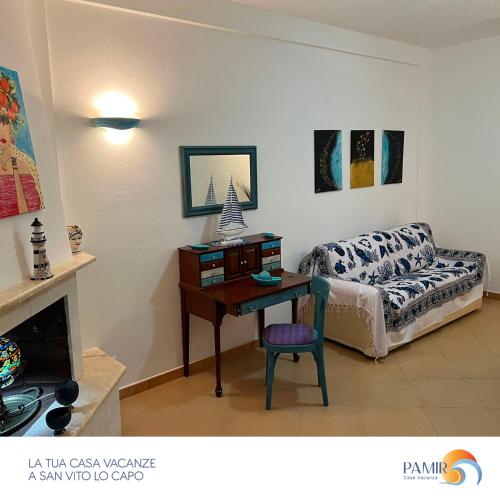 a living room with a desk and a couch at Pamir Casa Vacanze Villetta in San Vito lo Capo