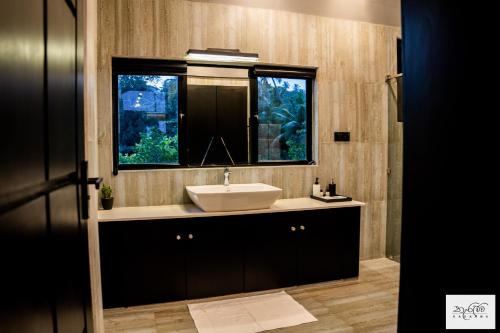 uma casa de banho com um lavatório e uma janela em Karawwa Luxury Villas em Hikkaduwa