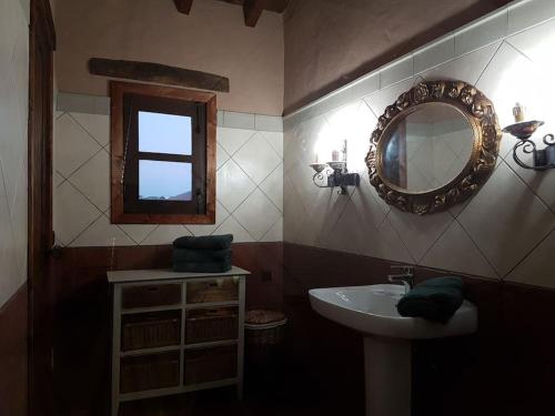 ラ・オリーバにあるCasa Volcánのバスルーム(洗面台、鏡付)