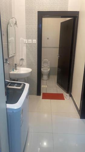 a bathroom with a toilet and a sink and a shower at جولدن نيو خميس مشيط in Khamis Mushayt
