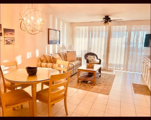 sala de estar con mesa y sofá en Sapphire Beach Resort and Marina, en East End