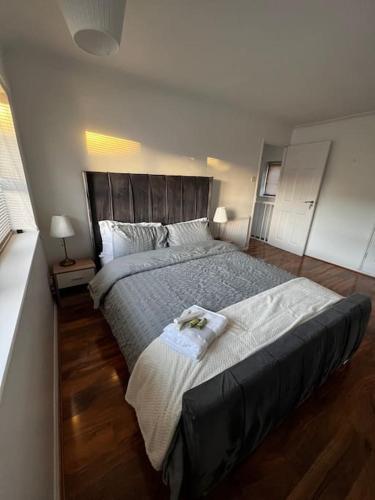 מיטה או מיטות בחדר ב-Home in Basildon, Essex