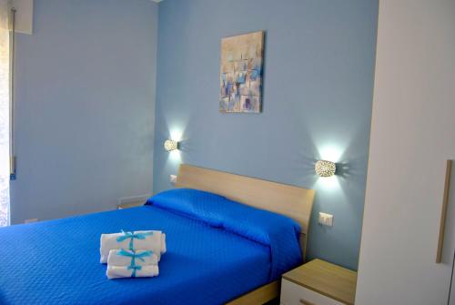- une chambre bleue dotée d'un lit avec des draps bleus dans l'établissement B&B Il Gioiello, à Formia