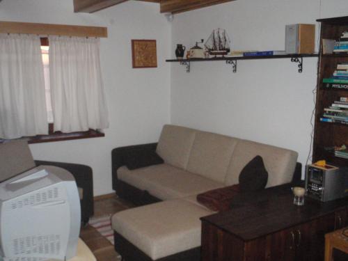 ein Wohnzimmer mit einem Sofa und einem Tisch in der Unterkunft Dubáčik Dovalovo in Liptovský Hrádok