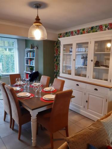 ein Esszimmer mit einem Tisch und Weingläsern darauf in der Unterkunft Our Lily House, een gezellig familiehuis in rustige omgeving in Brügge