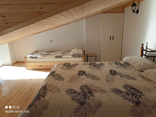 una camera con 2 letti e un soffitto in legno di Snow Forest a Bakuriani