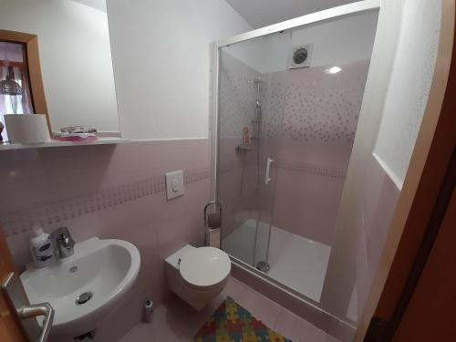 een badkamer met een douche, een toilet en een wastafel bij Atlantis Home 2 in Kulen Vakuf
