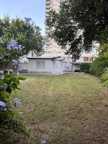 una casa blanca en medio de un patio en LA CASA DE LOS OLMITOS, en Punta del Este