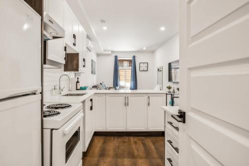 a kitchen with white cabinets and a stove at M11 Upscale Comfy Studio wAC in Perfect Location in Montréal