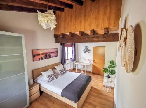 a bedroom with a bed and a desk in it at Artesoro Baserria in San Pedro de Galdames