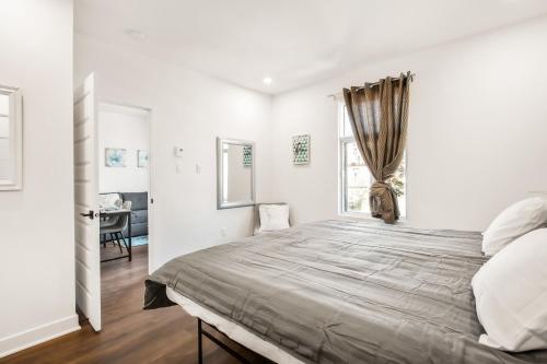 a bedroom with a large bed and a window at M11Upscale 1BR Sofabed in heart PlateauMile-end in Montréal