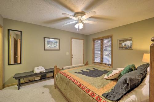 - une chambre avec un lit et un ventilateur de plafond dans l'établissement Warm Wooded Cabin with 2-Story Deck and Mountain View!, à Beech Mountain