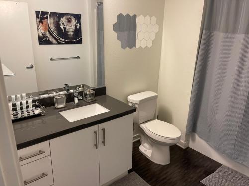 uma casa de banho com um WC, um lavatório e um chuveiro em DTLA quiet place em Los Angeles