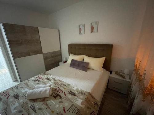 una camera da letto con un letto grande con un piumone di PANORAMA Apartment Sombor a Sombor