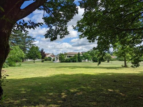 Fotografie z fotogalerie ubytování Maison spacieuse avec vue dégagée, jardin et spa privatif - FR-1-653-112 v destinaci Agris