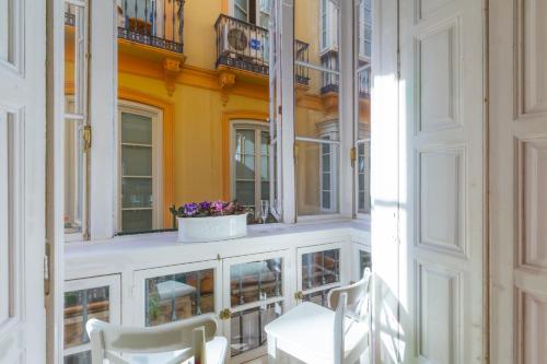 Puerta de Larios: Central three-bedroom apartment with balconies and patio