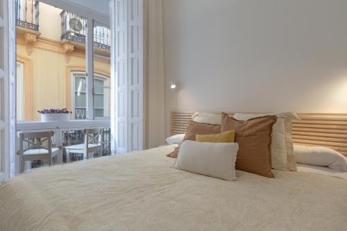 Puerta de Larios: Central three-bedroom apartment with balconies and patio