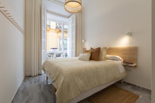 Posteľ alebo postele v izbe v ubytovaní Puerta de Larios: Central three-bedroom apartment with balconies and patio