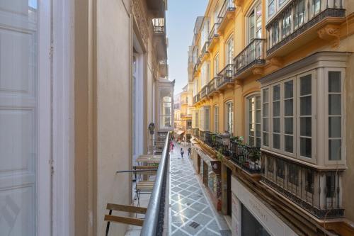 Puerta de Larios: Central three-bedroom apartment with balconies and patio