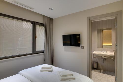 イスタンブールにある21 Rooms Hotelのベッドルーム(ベッド1台、シンク、テレビ付)