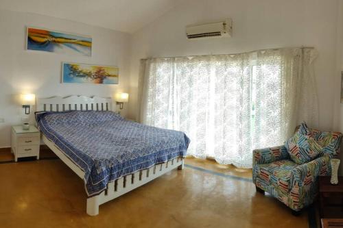 Katil atau katil-katil dalam bilik di Villa Nazuri w Caretaker