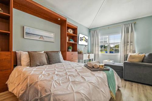 ein Schlafzimmer mit einem großen Bett und einem Sofa in der Unterkunft Stunning Guesthouse Close to River in Port Richey