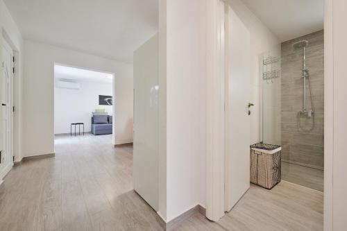 bagno con cabina doccia e cabina doccia di Apartment Adrian2 a Trogir