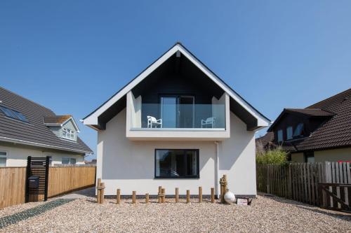 Surfer's Paradise Steps to Beach Sleek&Stylish