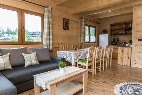 ein Wohnzimmer mit einem Sofa und einem Tisch in der Unterkunft Bartusiowa Osada in Zakopane