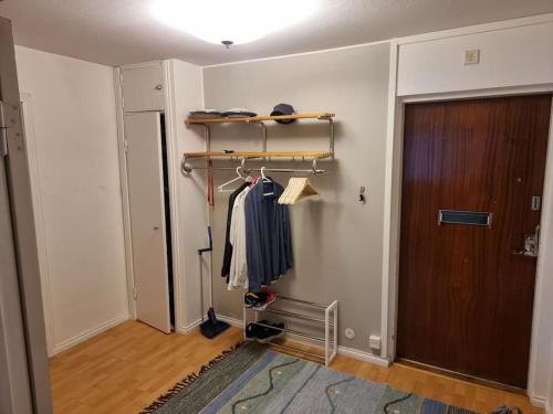 Cette chambre dispose d'un couloir avec une porte et un placard. dans l'établissement City home Kulmakartano, à Jyväskylä