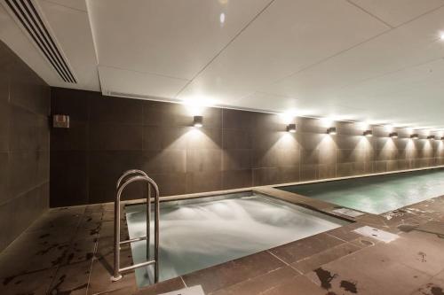 Πισίνα στο ή κοντά στο Stylish Apt w/ Stunning Rooftop Views & Hot Tub