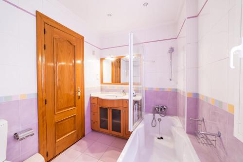 łazienka z wanną i umywalką w obiekcie La Casita de Gracia w mieście Monachil