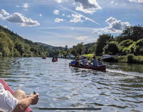a group of people in boats on a river at Mitten in Nastätten und doch im Grünen: schönes und modernes Apartment in Nastätten