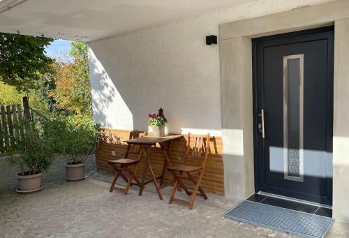 a patio with a table and chairs next to a door at Mitten in Nastätten und doch im Grünen: schönes und modernes Apartment in Nastätten