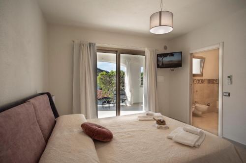 a bedroom with a bed and a view of a patio at LAMEFATA in San Teodoro