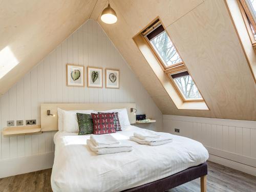 um quarto com uma cama grande num sótão em Lodge 9 em Wareham