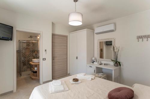 聖特奧多羅的住宿－LAMEFATA，白色的浴室设有水槽和一张床