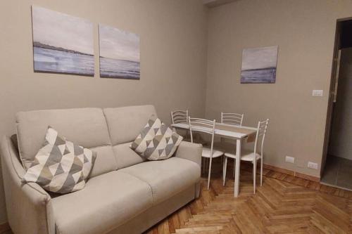 - un salon avec un canapé et une table dans l'établissement Mono-bijoux Albergian, ideale x2, à Turin