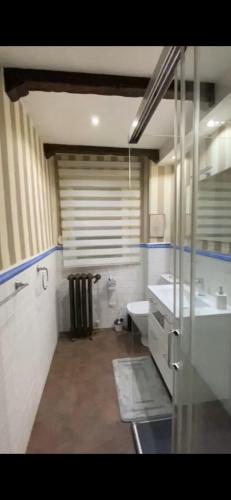 a bathroom with two sinks and a toilet at Calle la cadena 23 varea, Logroño in Logroño