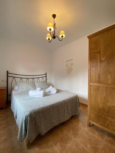 a bedroom with a bed with two towels on it at CR La Carrasca in Riópar