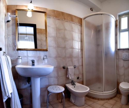 ein Bad mit einem Waschbecken, einer Dusche und einem WC in der Unterkunft Villa Santantonio in Giardini-Naxos