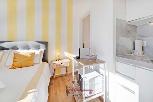 Postel nebo postele na pokoji v ubytování Sunny Suite Nordic - Lugano City -By EasyLife Swiss