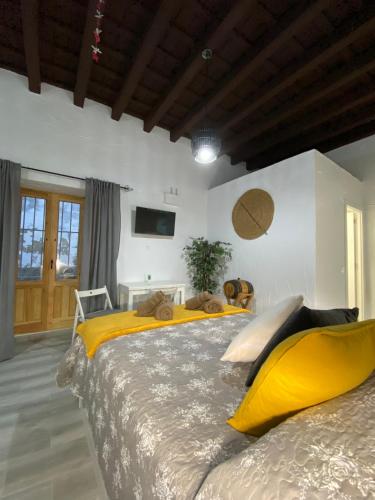 1 dormitorio con 2 camas grandes con sábanas amarillas en Apartamento Jerez Sherry, en Jerez de la Frontera