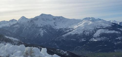 una cordillera cubierta de nieve con montañas cubiertas de nieve en GITE Appartement 2/3 pers., en Bordères-sur-lʼÉchez