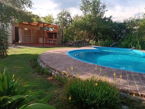 una piscina en un patio con una casa en Los chañares en San Javier