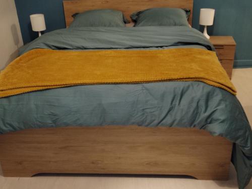 une chambre avec un lit avec une couette verte dans l'établissement SUPERBE STUDIO PLEIN CENTRE AVEC PARKING PRIVE, à Brive-la-Gaillarde