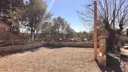 a backyard with a fence and a wooden pole at Laura Chianti Vacanze in Poggibonsi